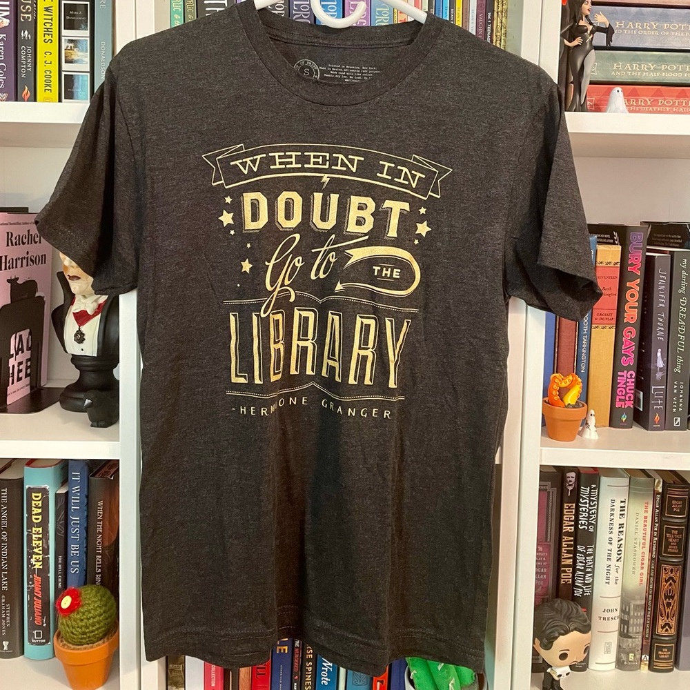 Out of Print “When In Doubt Go To The Library” Harry Potter poly blend T Shirt S